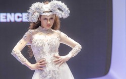 Á hậu Thư Dung đội ‘sừng cừu’ làm vedette trên sàn diễn thời trang