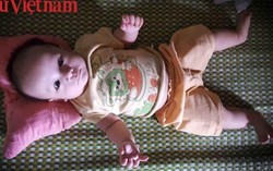 Xúc động hình ảnh em bé được mẹ ung thư dạ dày nhường sự sống