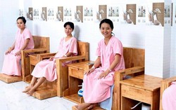 Xỏ khuyên tai trẻ sơ sinh, xông hơi 'vùng kín' cho sản phụ 