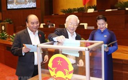 Hình ảnh Quốc hội thực hiện lấy phiếu tín nhiệm 48 chức danh