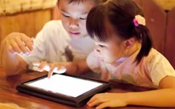 Trẻ em chơi điện thoại nhiều, mắt dễ bị lác