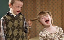 Con trai chơi với em thì coi như kẻ thù nhưng rất tốt với bạn hàng xóm