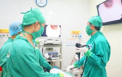 Nắp nhựa đồ chơi mắc trong thực quản bé 19 tháng tuổi
