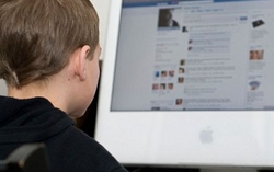 Mải chơi Facebook, không nghe điện thoại báo mẹ ốm