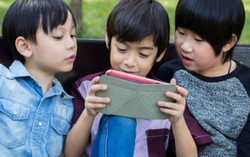Những đứa trẻ ngơ ngơ vì sản phẩm công nghệ