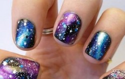 Xu hướng móng tay 'bay cùng ngân hà'