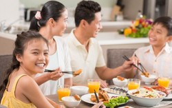 ‘Bữa cơm gia đình ấm áp yêu thương’