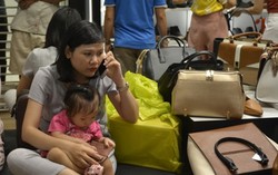 Mẹ bế con đi 'săn' đồ hiệu giảm giá trong ngày Black Friday