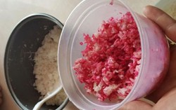Cơm đỏ như máu gây xôn xao