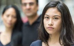 Bố mẹ "lắm điều", con dọn đồ sang ở với ông bà