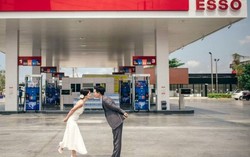 Độc đáo bộ ảnh cưới tại trạm xăng