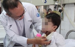 Bé gái bị rách thực quản do thìa đâm vào họng