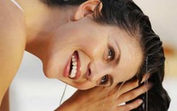Có thể vô sinh, ung thư nếu gội đầu sai cách ngày ‘đèn đỏ’