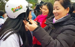 Tặng 100 mũ bảo hiểm cho học sinh