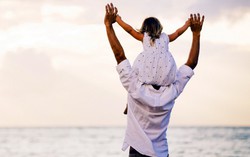 Người cha yêu thương con riêng của vợ như khúc ruột của mình