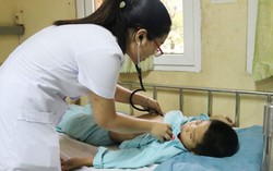 Cảnh báo tình trạng trẻ bị ong vò vẽ đốt khi chơi đùa
