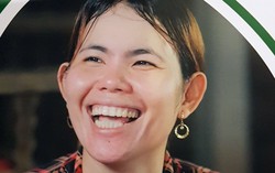 Một phụ nữ Khmer lần đầu trong đời được chồng tặng bánh sinh nhật