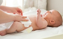 Trẻ uống sữa đi ngoài ra máu, bác sĩ khám phát hiện nguyên nhân bất ngờ