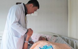 Liệt tứ chi do người thân bế chạy khi đột quỵ