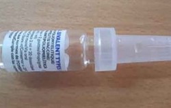 Sức khỏe bé bị nhân viên y tế đổ cả lọ vaccine vào miệng ra sao?