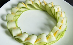 Trang trí món ăn đơn giản với dưa leo và bí đỏ