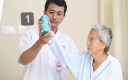 Nữ bệnh nhân nằm liệt giường sau khi đi chích khớp gối