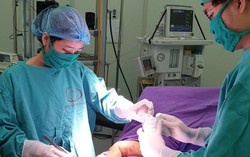 Cha mẹ bất cẩn, bé 9 tháng tuổi bị bỏng nặng vì phích nước đổ
