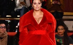 Siêu mẫu béo Ashley Graham khoe dáng đồng hồ cát