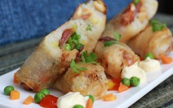 Lạ miệng với bánh tráng cuộn xôi chiên