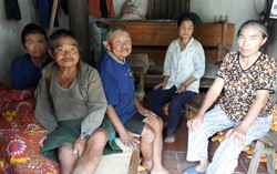 Người đàn bà hơn 25 năm chăm sóc 4 người ngớ ngẩn