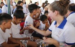 Thanh niên APEC thăm trẻ em cơ nhỡ ở làng Hòa Bình Quảng Nam
