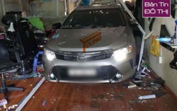 Đạp nhầm chân ga, ô tô chui vào tiệm cắt tóc khiến 1 phụ nữ bị thương