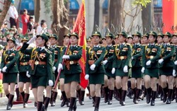 Nữ chiến sĩ chỉn chu mà cuốn hút trong quân phục