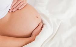 Đau bụng khi mang thai kèm theo biểu hiện này, bà bầu cần đi khám ngay