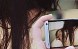 Được nhờ cài mật khẩu, trộm clip ‘nóng’ của bạn gái tống tiền