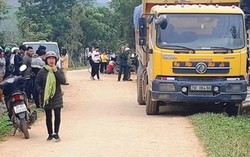 Đang chơi trước cổng nhà, bé 3 tuổi bị xe tải cán tử vong