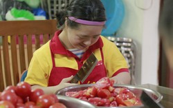 Trẻ khuyết tật trí tuệ, mẹ vẫn động viên giao việc