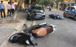 Mercedes tiền tỉ đâm liên hoàn xe máy làm 2 phụ nữ trọng thương