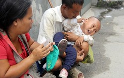 Vợ chồng mù bán vé số nuôi con thơ