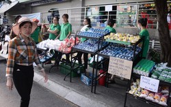 Co.op Food hỗ trợ hàng hóa thiết yếu cho người dân chung cư Carina