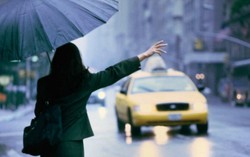 Cách tự vệ của chị em khi đi taxi đêm một mình