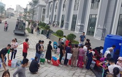 Thông báo một đằng, mất nước một nẻo, hàng nghìn cư dân Hateco khốn khổ xách nước