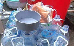 Bắt quả tang cơ sở dùng axít và nước lã để sản xuất giấm ăn 