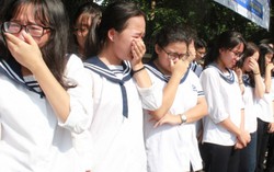 HS Lương Thế Vinh hát trong nước mắt tiễn biệt thầy Văn Như Cương