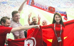 Người đẹp ảnh Ngọc Nữ diện áo dài vào sân vận động Nga xem World Cup 