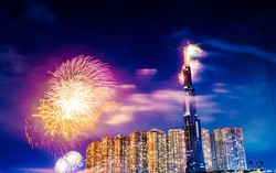 Choáng ngợp màn pháo hoa mãn nhãn từ toà tháp cao nhất Đông Nam Á