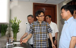 Phó Thủ tướng Vũ Đức Đam kiểm tra vệ sinh trường học ở Hà Nội