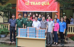 30 tấn sữa gửi tới học sinh vùng lũ