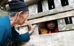 Nước mắt mẹ già và tiếng hát não nề của chàng trai 14 năm sống trong cũi gỗ