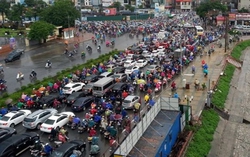 Giao thông Hà Nội rối loạn vì mưa lớn
